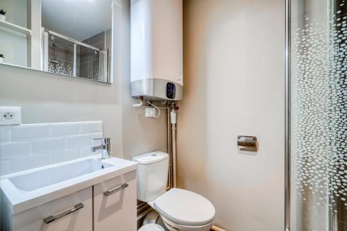 une salle de bain avec toilettes, lavabo et douche dans l'établissement HONORÊ - Suite Carnot, à Lyon