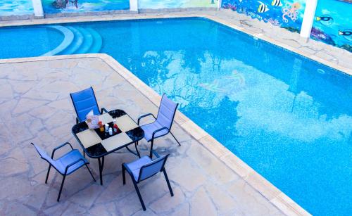 En udsigt til poolen hos Millsview Hotels in Kisumu eller i nærheden