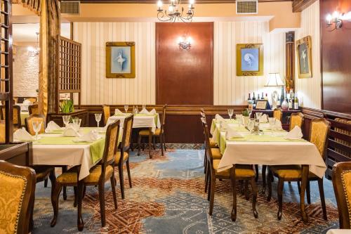 a restaurant with tables and chairs in a room at Hotel JET SET Pale in Pale