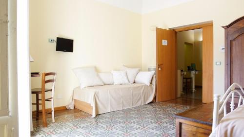 a living room with a white couch and a table at LE PORTE DI PALERMO in Palermo