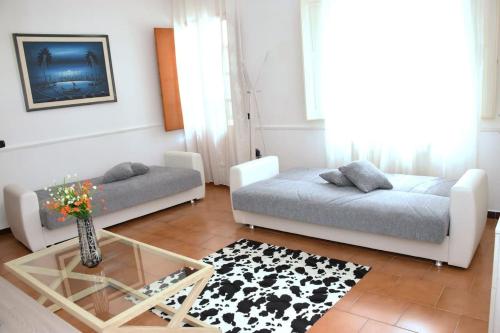sala de estar con sofá y mesa de centro en Tonia's mansion en Bari