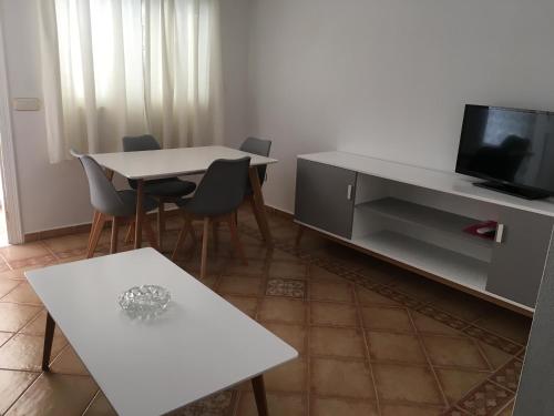 フエンヒロラにあるApartamentos Jaen 8-Fuengirolaのリビングルーム(テーブル、テレビ付)