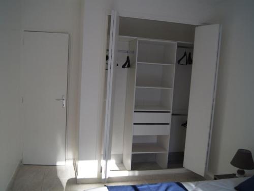 1 dormitorio con armario y espejo en Les Mimosas, en Roquebrune-Cap-Martin