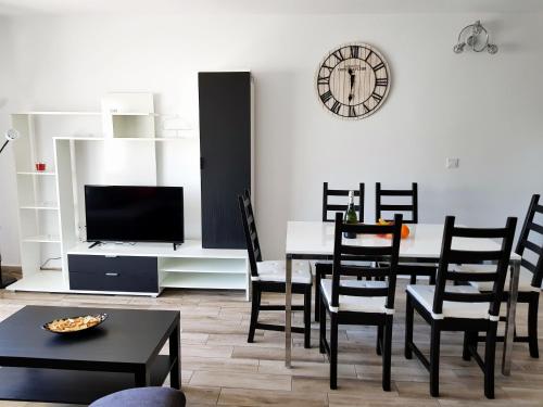 Televízia a/alebo spoločenská miestnosť v ubytovaní Luxury 2 bedroom APT 2 min from beach