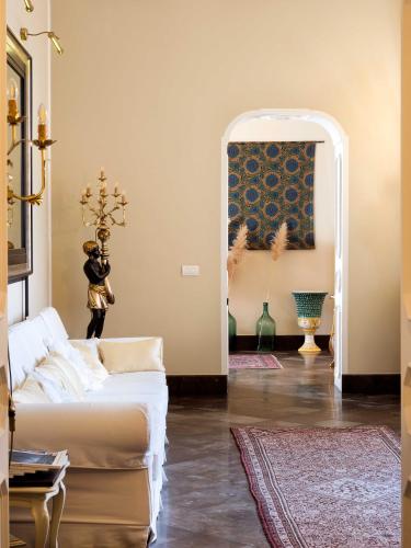 a living room with a couch and a mirror at Gagliardi Boutique Hotel in Noto