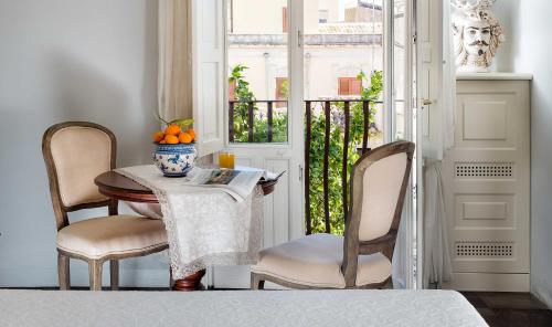 a room with a table and two chairs and a window at Gagliardi Boutique Hotel in Noto