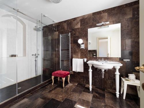 een badkamer met een wastafel en een douche bij Gagliardi Boutique Hotel in Noto