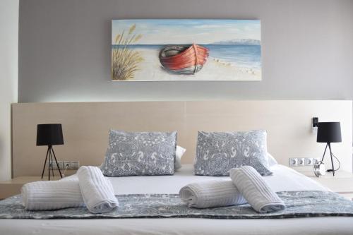 Schlafzimmer mit einem Bett mit Wandgemälde in der Unterkunft Poseidon by Heloni Apartments in Piräus