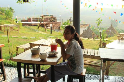 Επισκέπτες που μένουν στο Baan Mai Hom Resort Suan Phueng