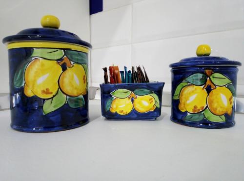 two blue jars with paintings of lemons on them at La Maison de mémé in Cetara
