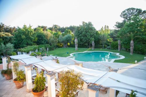 an overhead view of a swimming pool in a garden at Relais Villa San Martino in Martina Franca