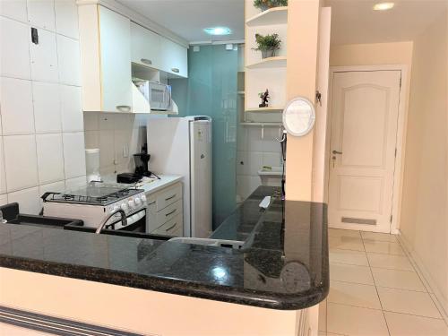 アハイアウ・ド・カボにあるRental Home Maralto Prainhaのキッチン(冷蔵庫付)、壁掛け時計