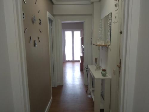 - un couloir avec une table et une fenêtre dans une chambre dans l'établissement Apartamento Ezkubenea, à Rentería