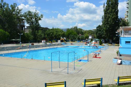 - une grande piscine avec des personnes dans l'établissement City Lights Apartment with Terrace - 24 Hours Check in, à Bratislava
