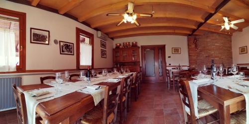 A restaurant or other place to eat at Agriturismo le Colonie