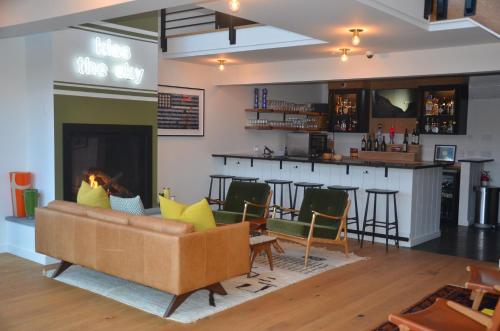 uma sala de estar com um sofá e um bar em Hotel Dylan em Woodstock