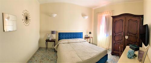 una camera con letto con testata blu di B&B ALVINO a Bientina