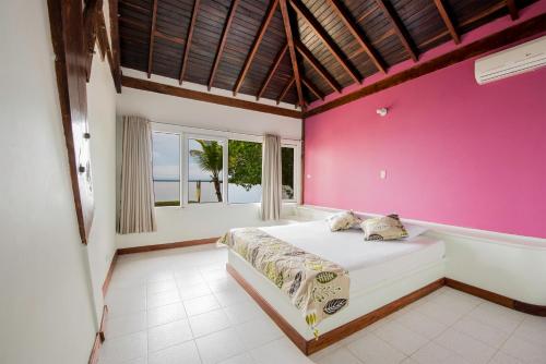 Tempat tidur dalam kamar di Cispata Marina Hotel
