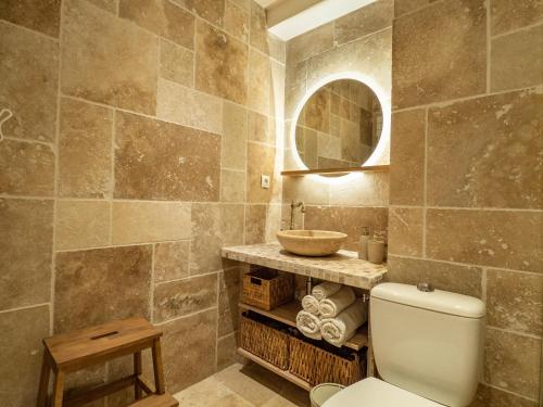 une salle de bain avec toilettes et lavabo dans l'établissement Très jolie studio au pied du Suquet Cannes, à Cannes