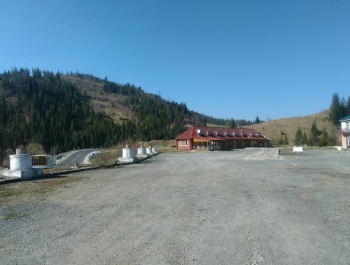 an empty parking lot in front of a building at Dream Forest in Tukholʼka