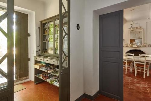 a room with a kitchen and a dining room at Le Bargidou in Carcès