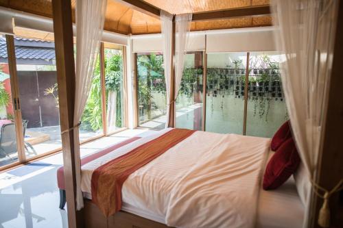 - une chambre avec un lit dans une pièce dotée de fenêtres dans l'établissement Pratumnak Soi 5 Bungalow I, à Pattaya (sud)