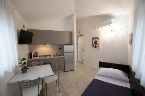 a small apartment with a kitchen and a table at Residenza GB Rossi "Residenze del Cuore" in Verona