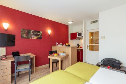 TV o dispositivi per l'intrattenimento presso Quality Aparthotel Divonne - Portes de Geneve