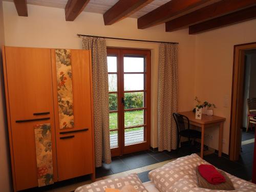 - une chambre avec un lit, une fenêtre et un bureau dans l'établissement Der Fuchsbau, à Meesiger