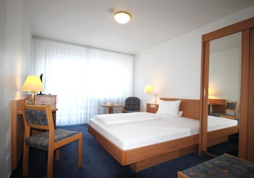 Кровать или кровати в номере Hotel Garni Eden