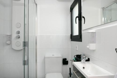 une salle de bain avec toilettes, lavabo et miroir dans l'établissement Es Mirador - Adults Only, à Manacor