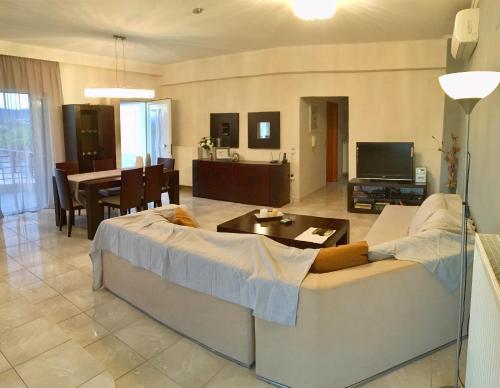 Μια τηλεόραση ή/και κέντρο ψυχαγωγίας στο Luxury House in Nafplio with a great view balcony