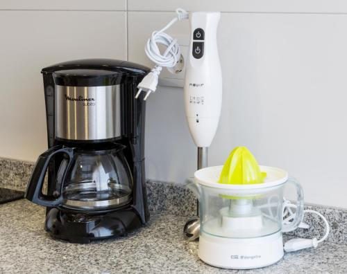 einen Mixer, der auf einer Theke mit Limette in einer Tasse sitzt in der Unterkunft Alameda Home Pontevedra in Pontevedra