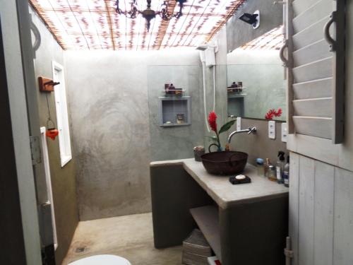 Habitación con baño con lavabo y aseo. en Casa das Arvores, en Trancoso