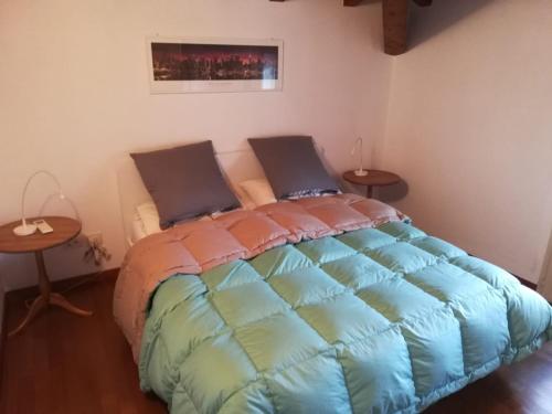 1 dormitorio con 1 cama grande y 2 mesas en U Juan, en Ceriale