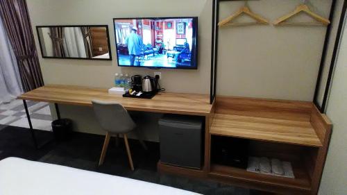 Una televisión o centro de entretenimiento en Prestigo Hotel - Johor Bharu