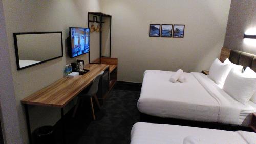 Una televisión o centro de entretenimiento en Prestigo Hotel - Johor Bharu