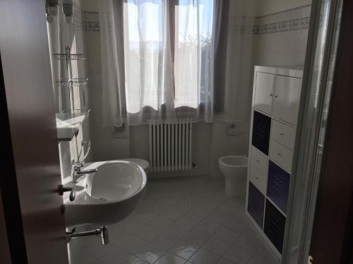 y baño con lavabo y aseo. en Villetta le Rose, en Tavullia