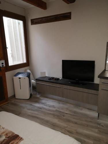 ein Wohnzimmer mit einem Flachbild-TV an der Wand in der Unterkunft studio hypercentre courteissade in Aix-en-Provence
