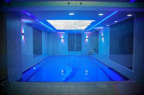 فندق الجواهري في أربيل: مسبح مع اضاءة زرقاء في مبنى