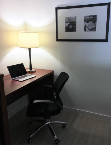 a desk with a laptop and a lamp on it at Diablo Mountain Inn Walnut Creek in Walnut Creek