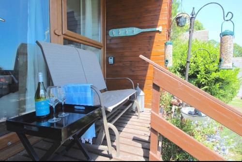 Μπαλκόνι ή βεράντα στο Clifftop Chalet With Pool