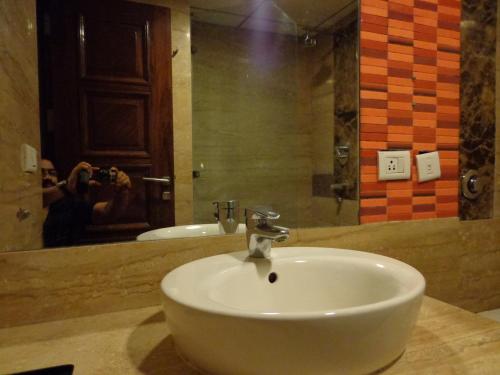 Un baño de Hotel Aura - New Delhi Railway Station