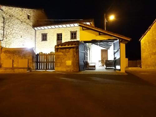 a house with a garage at night at Alojamiento rural la tienda de Villanueva in Colombres