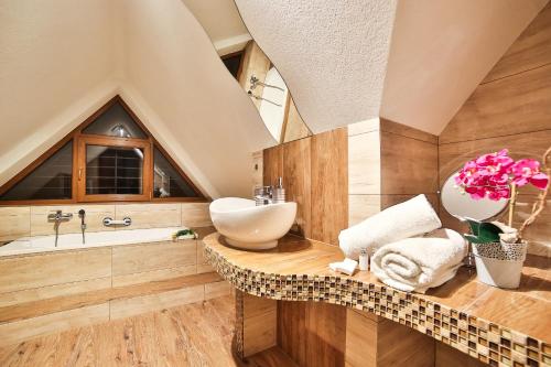 Ett badrum på Grand Podhale Resort&Spa- Jacuzzi - Sauna fińska i Łaźnia parowa - Widok na Tatry