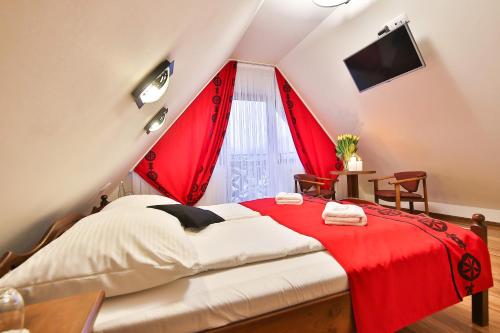เตียงในห้องที่ Grand Podhale Resort&Spa- Jacuzzi - Sauna fińska i Łaźnia parowa - Widok na Tatry