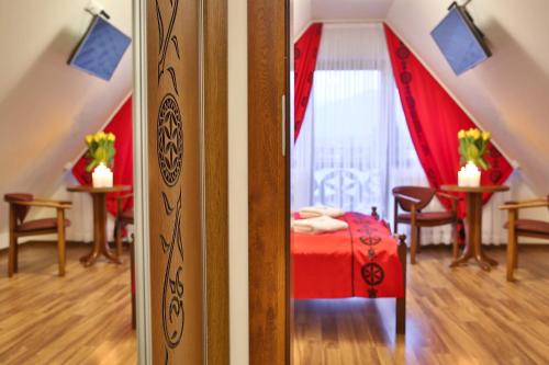 ザコパネにあるGrand Podhale Resort&Spa- Jacuzzi - Sauna fińska i Łaźnia parowa - Widok na Tatryのベッドと窓が備わる客室です。