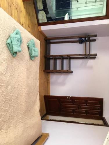 a bathroom with two green towels hanging on the wall at HOTEL BOBROvski in Yasinya