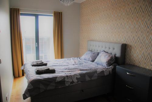 Dormitorio pequeño con cama y ventana en Rose Apartment en Pärnu