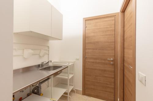Virtuvė arba virtuvėlė apgyvendinimo įstaigoje Sant'Agostino Apartment by DomuSicily